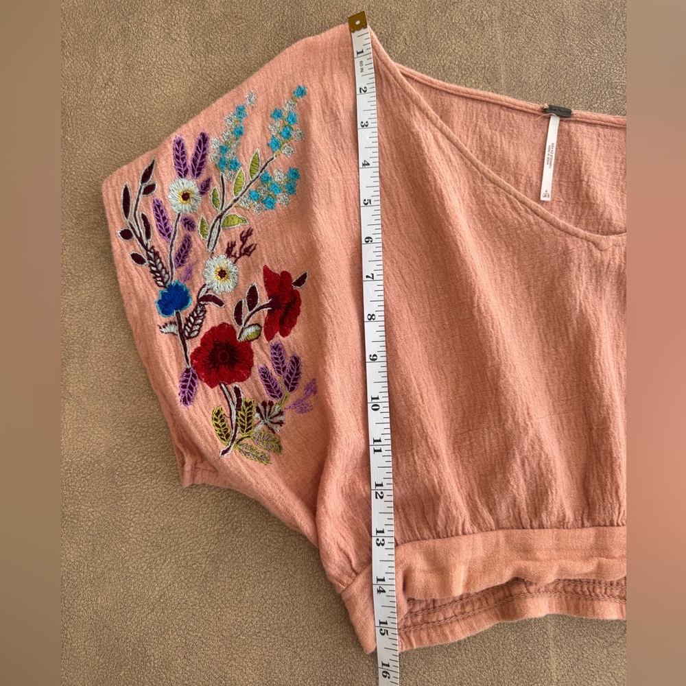 Free People gorgeous peach floral embroidered Blouse crop top - Picture 9 of 10